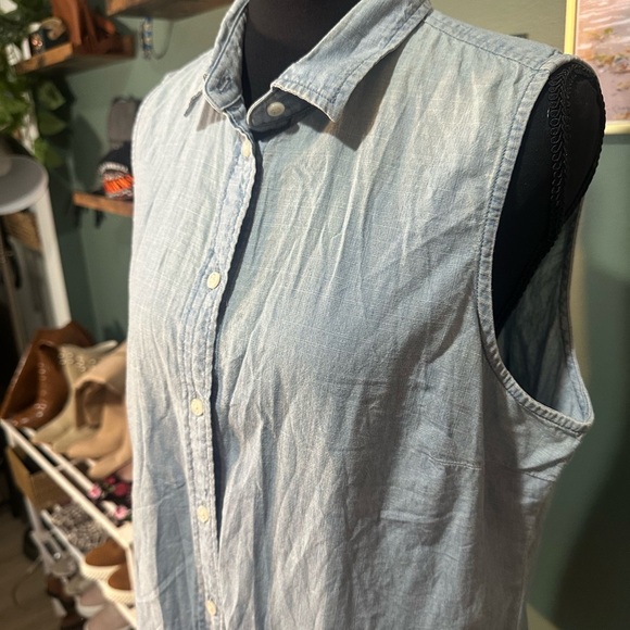 J. Crew Light Blue Button Up Top size M ❤️‍🔥 - Picture 1 of 4